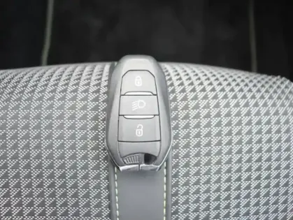 Photo 15 Peugeot 208  1.5 BlueHDi 100ch S&S GT