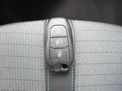 Photo 14 Peugeot 208  1.2 PureTech 100ch S&S Allure 118g