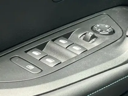 Photo 12 Peugeot 2008  e- 136ch Allure