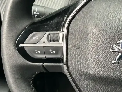 Photo 9 Peugeot 2008  e- 136ch Allure