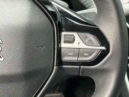 Photo 10 Peugeot 2008  e- 136ch Allure