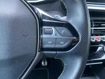 Photo 14 Peugeot 2008  e- 136ch GT