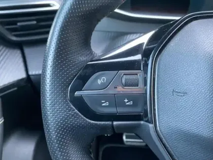 Photo 13 Peugeot 2008  e- 136ch GT