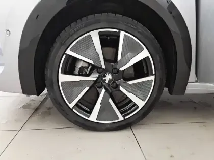 Photo 12 Peugeot 208  Electrique 50 kWh 136ch