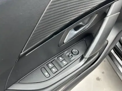 Photo 17 Peugeot 208  Electrique 50 kWh 136ch