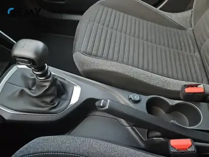 Photo 31 Peugeot 2008  PureTech 100 S&S BVM6