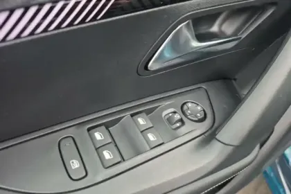 Photo 15 Peugeot 2008  Hybrid 145 e-DCS6