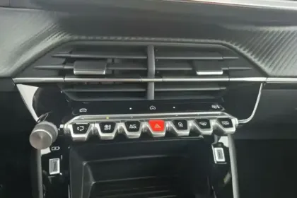 Photo 21 Peugeot 2008  Hybrid 145 e-DCS6