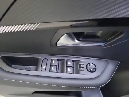 Photo 52 Peugeot 208  PureTech 100 S&S BVM6