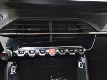 Photo 24 Peugeot 2008  Electrique 136 ch