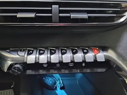 Photo 57 Peugeot 3008  Hybrid 225 e-EAT8