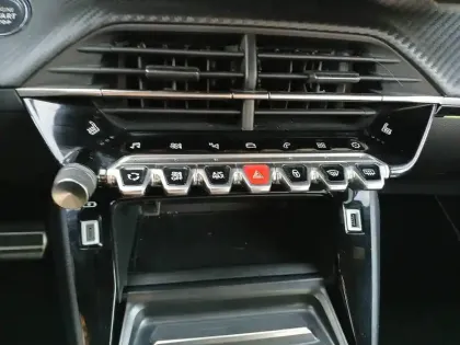 Photo 16 Peugeot 2008  PureTech 130 S&S EAT8