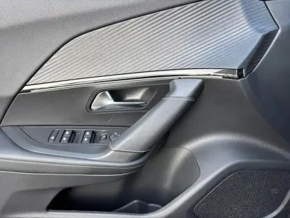 Photo 15 Peugeot 2008  BlueHDi 130 S&S EAT8 GT