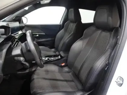 Photo 6 Peugeot 2008  e- 136ch GT