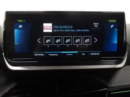 Photo 11 Peugeot 2008  e- 136ch GT