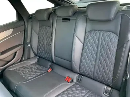 Photo 7 Audi A6  Avant 55 TFSI e 367ch Compétition quattro S tronic 7 16cv