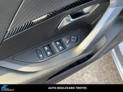 Photo 13 Peugeot 2008  e- 136ch Allure