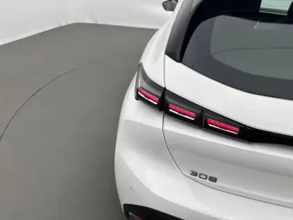 Photo 16 Peugeot 308  PureTech 130ch S&S EAT8