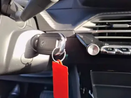 Photo 75 Peugeot 2008  Hybrid 145 e-DCS6
