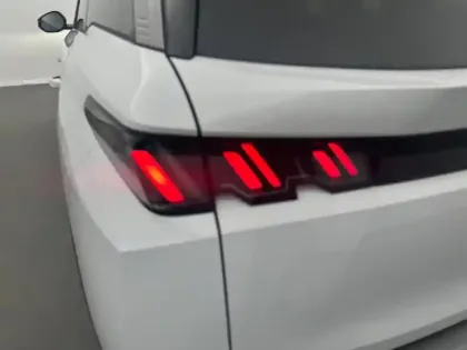 Photo 43 Peugeot 5008  Hybrid 136 e-DCS6