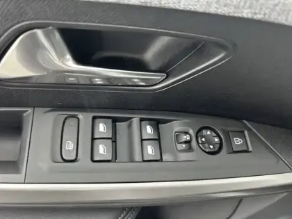 Photo 52 Peugeot 5008  Hybrid 136 e-DCS6