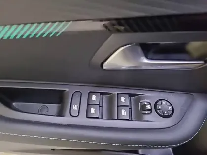 Photo 94 Peugeot 208  PureTech 100 S&S BVM6