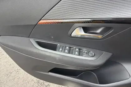 Photo 20 Peugeot 208  Electrique 50 kWh 136ch