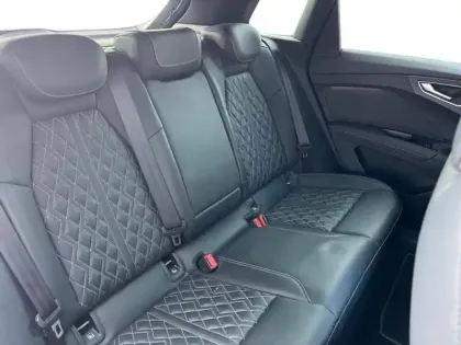 Photo 9 Audi Q4  e-tron 50 quattro 299 ch 82 kW