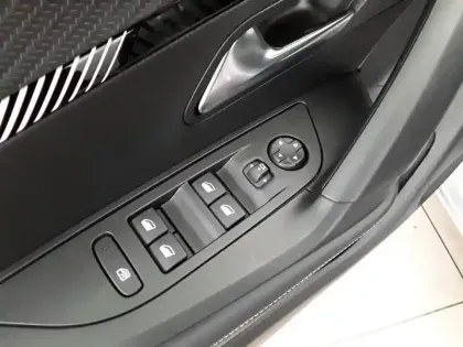 Photo 24 Peugeot 2008  PureTech 130 S&S EAT8