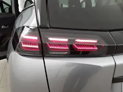 Photo 16 Peugeot 2008  PureTech 130 S&S EAT8