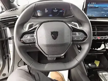 Photo 8 Peugeot 2008  PureTech 130 S&S EAT8