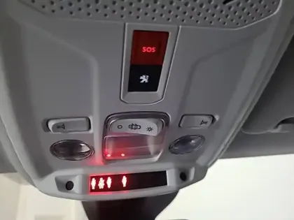 Photo 24 Peugeot 208  PureTech 100 S&S BVM6