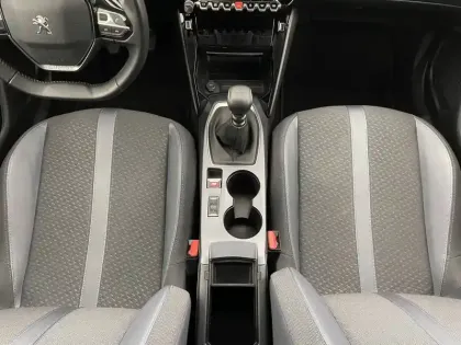 Photo 23 Peugeot 2008  PureTech 100 S&S BVM6