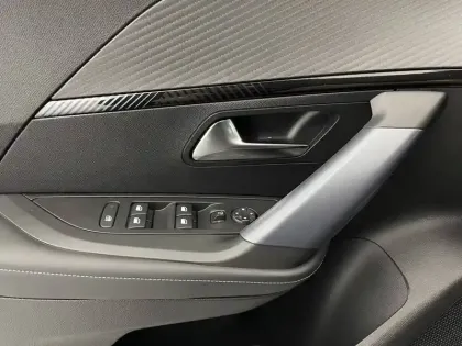 Photo 28 Peugeot 2008  PureTech 100 S&S BVM6