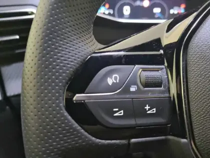 Photo 28 Peugeot 208  PureTech 100 S&S BVM6