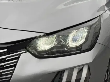 Photo 15 Peugeot 208  Hybrid 100 e-DCS6