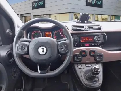 Photo 9 Fiat Panda  1.0 70 ch Hybride BSG S/S City Cross Trussardi