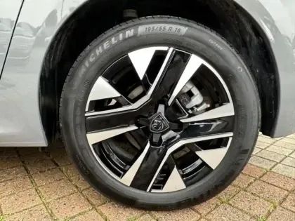 Photo 8 Peugeot 208  1.2 Hybrid 100ch Allure e-DCS6