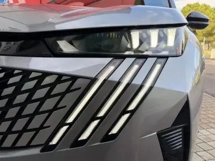 Photo 8 Peugeot 3008  1.2 Hybrid 136ch GT e-DCS6