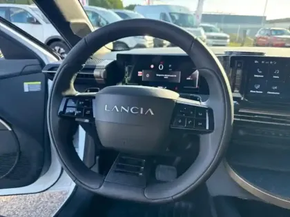 Photo 12 Lancia Ypsilon  1.2 Ibrida 100ch LX eDCT6