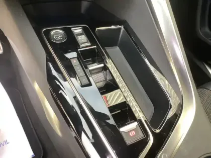 Photo 21 Peugeot 3008 Hybrid 136 e-DCS6 GT