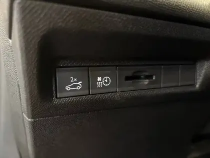 Photo 23 Peugeot 408  Electrique 58 kWh 210ch