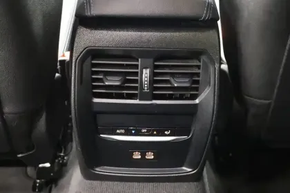 Photo 30 BMW Serie 3 Touring 330e 292 ch BVA8