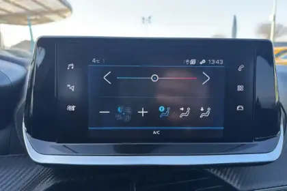 Photo 98 Peugeot 208  PureTech 100 S&S BVM6