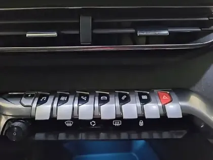 Photo 47 Peugeot 3008  Hybrid 225 e-EAT8