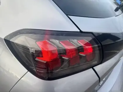 Photo 16 Peugeot 208  PureTech 100 S&S BVM6