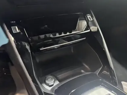 Photo 49 Peugeot 2008  Hybrid 145 e-DCS6