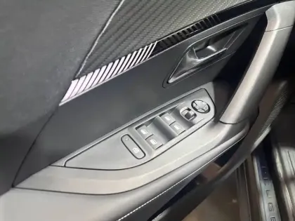 Photo 68 Peugeot 2008  Hybrid 145 e-DCS6