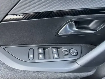 Photo 44 Peugeot 2008  Hybrid 136 e-DCS6