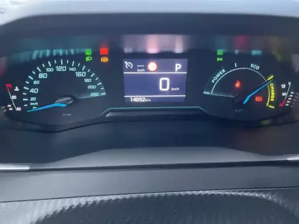 Photo 51 Peugeot 2008  Hybrid 136 e-DCS6